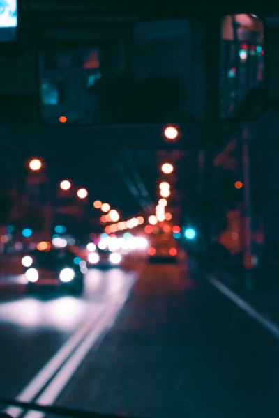 晚上散景摄影的车辆在街道

